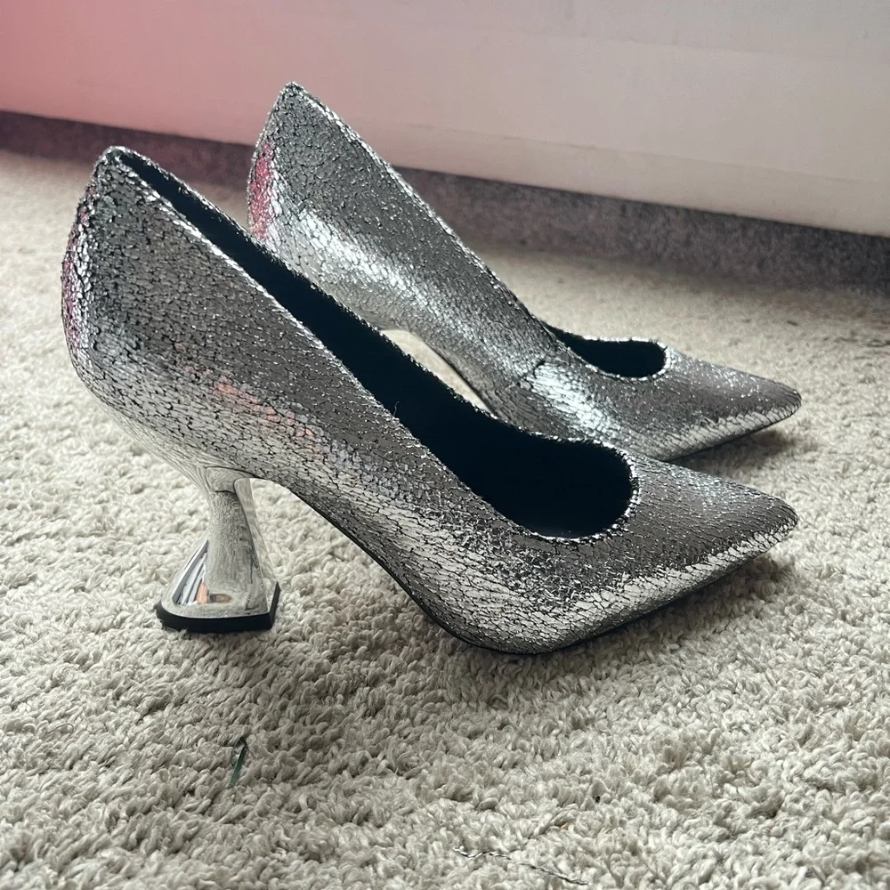 Katy Perry Silver Crackle Pointed Toe Heels
New without tags - Picture 7 of 7